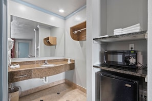 Combined shower/tub, free toiletries, hair dryer, towels