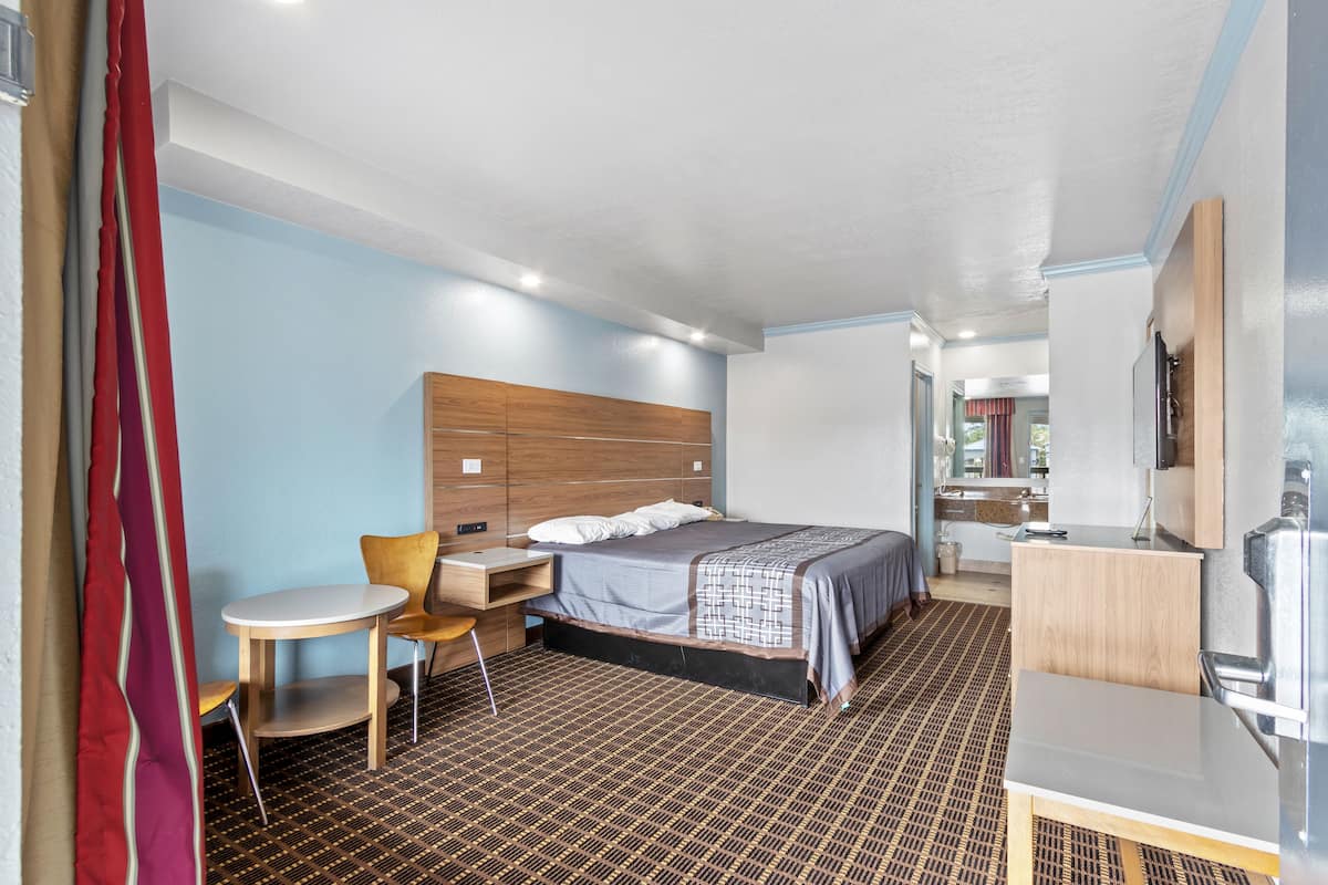 King Room Non Smoking | Blackout drapes, free WiFi, bed sheets