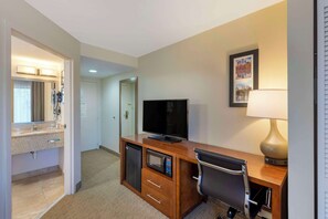 Desk, laptop workspace, iron/ironing board, free WiFi