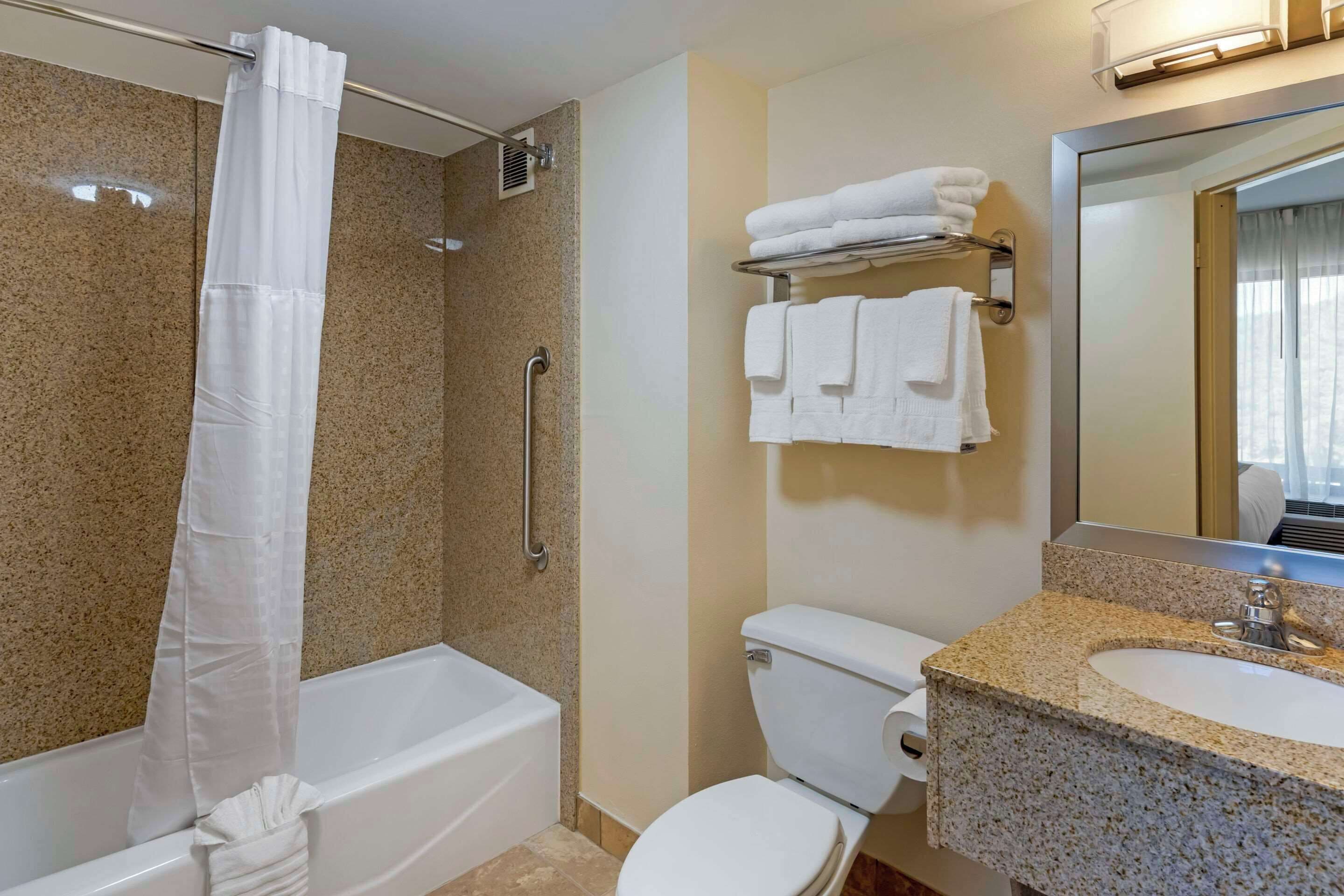 standard room, 1 king bed, non smoking | desk, laptop workspace, iron/ironing board, free wifi