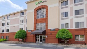 A Stay America hotel with a lobby entrance, numbered 3967, and two trees in front. - Extended Stay America Select Suites Atlanta Buckhead (Atlanta)