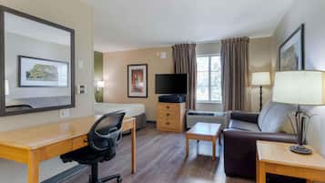 Deluxe Studio, 1 Queen Bed with Sofa bed, Non Smoking | Desk, free WiFi, bed sheets