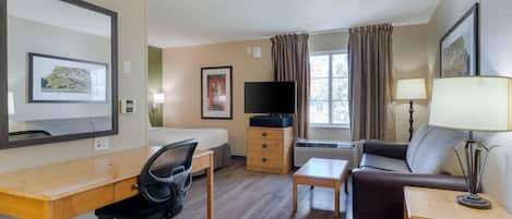 Deluxe Studio, 1 Queen Bed with Sofa bed, Non Smoking | Desk, free WiFi, bed sheets
