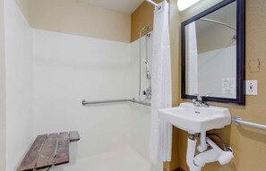 Combined shower/bathtub, free toiletries, hair dryer, towels - Extended Stay America Select Suites Atlanta Buckhead (Atlanta)