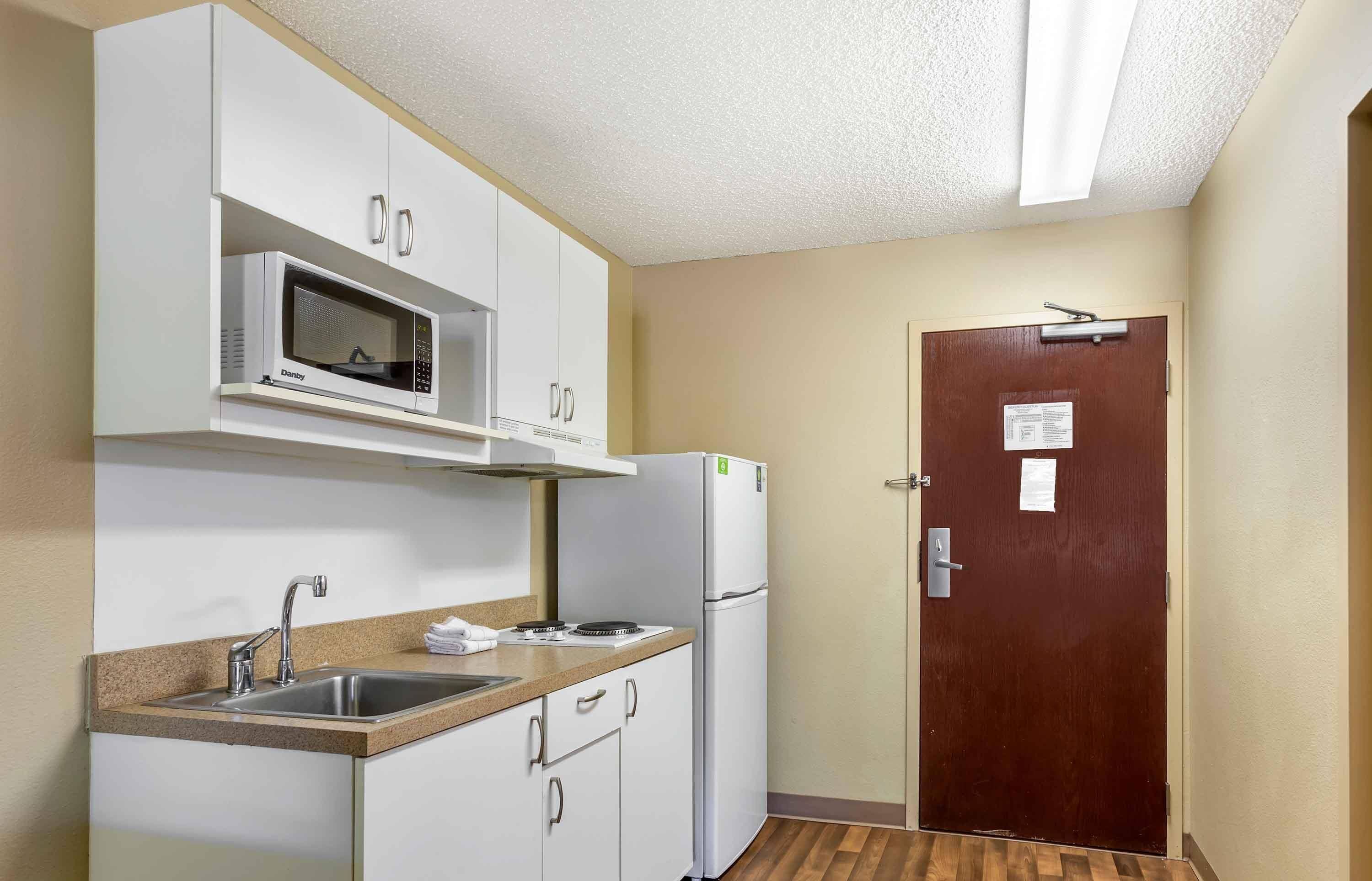 Coffee/tea maker, fridge, microwave, stovetop