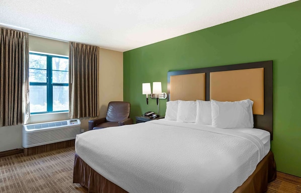 Studio, 1 King Bed, Non Smoking | Desk, iron/ironing board, free WiFi, bed sheets