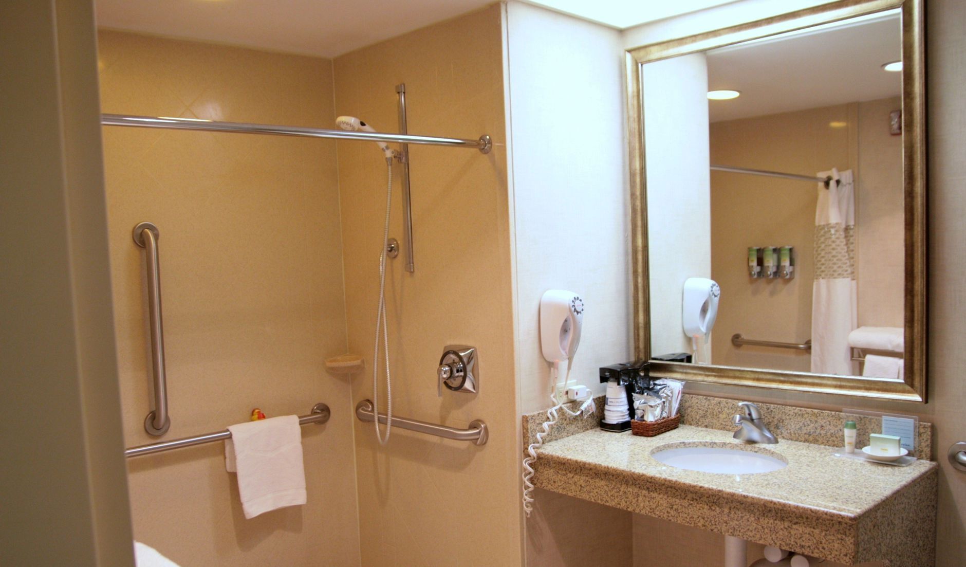 Bathroom | Combined shower/tub, hair dryer, towels