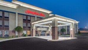 A Hampton Inn hotel entrance with a 'Welcome' sign, a covered entrance, and a parking lot. - Hampton Inn Joliet-Plainfield I-55 (Joliet)