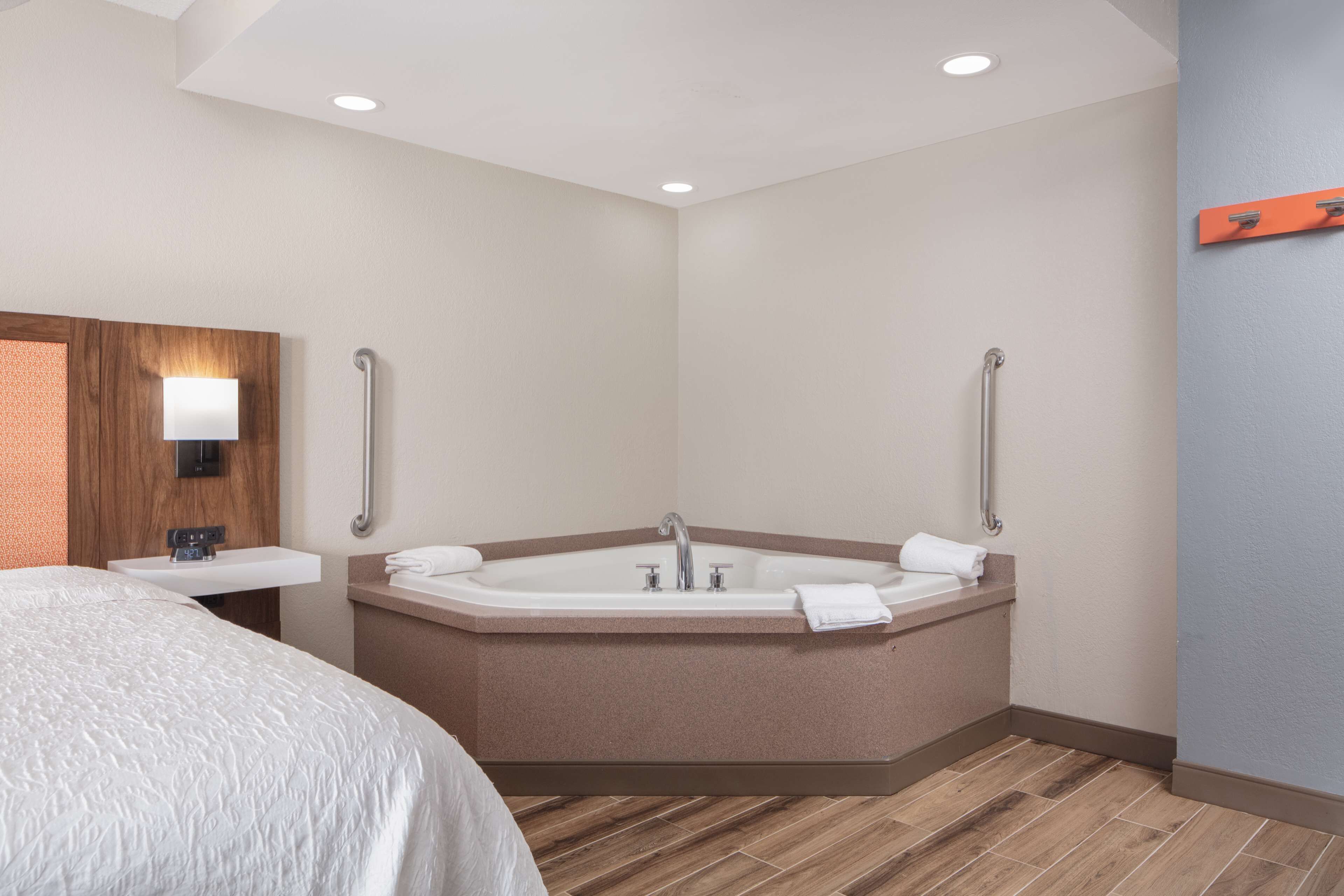 combined shower/bathtub, hair dryer, towels