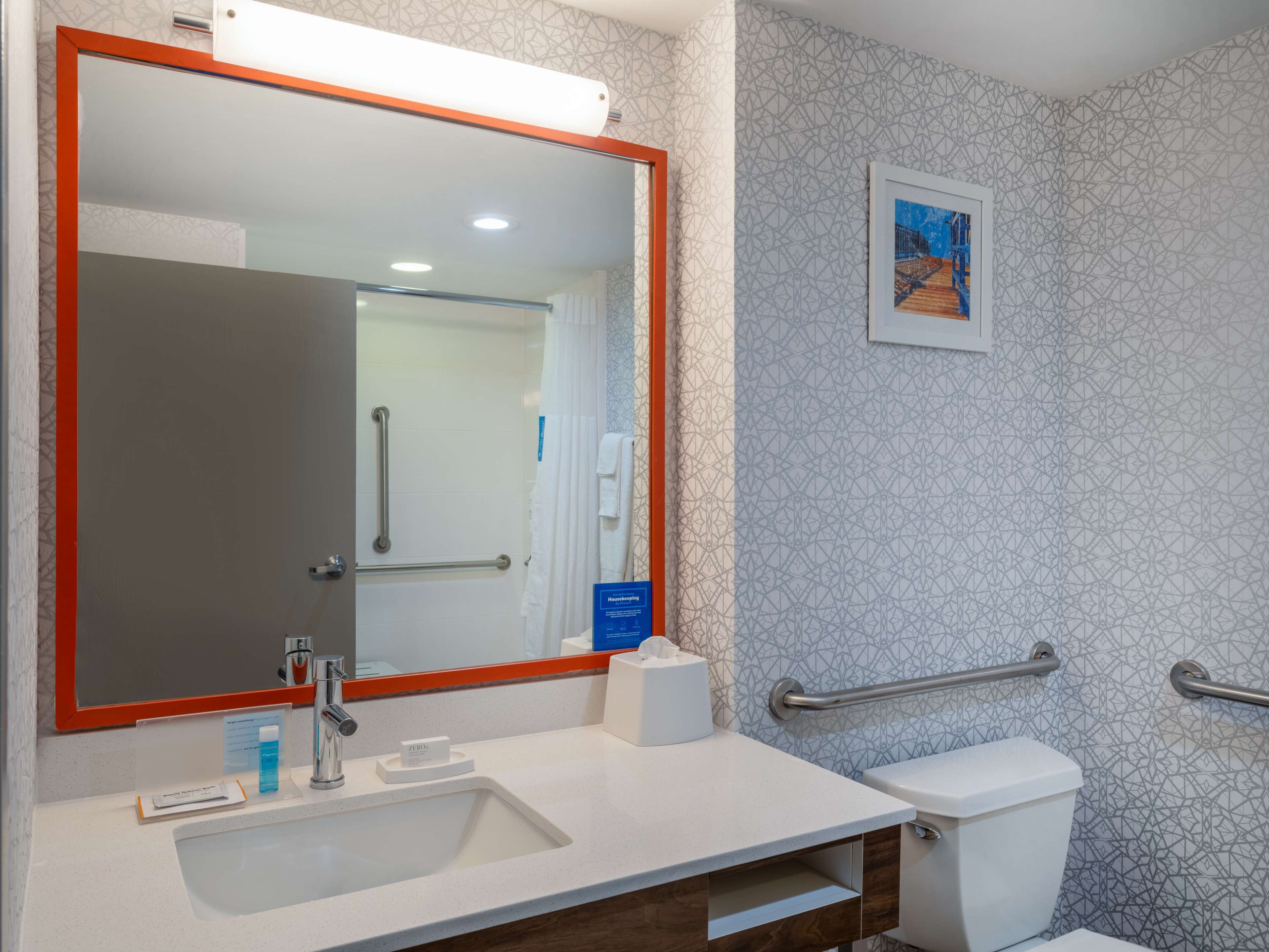 combined shower/bathtub, hair dryer, towels