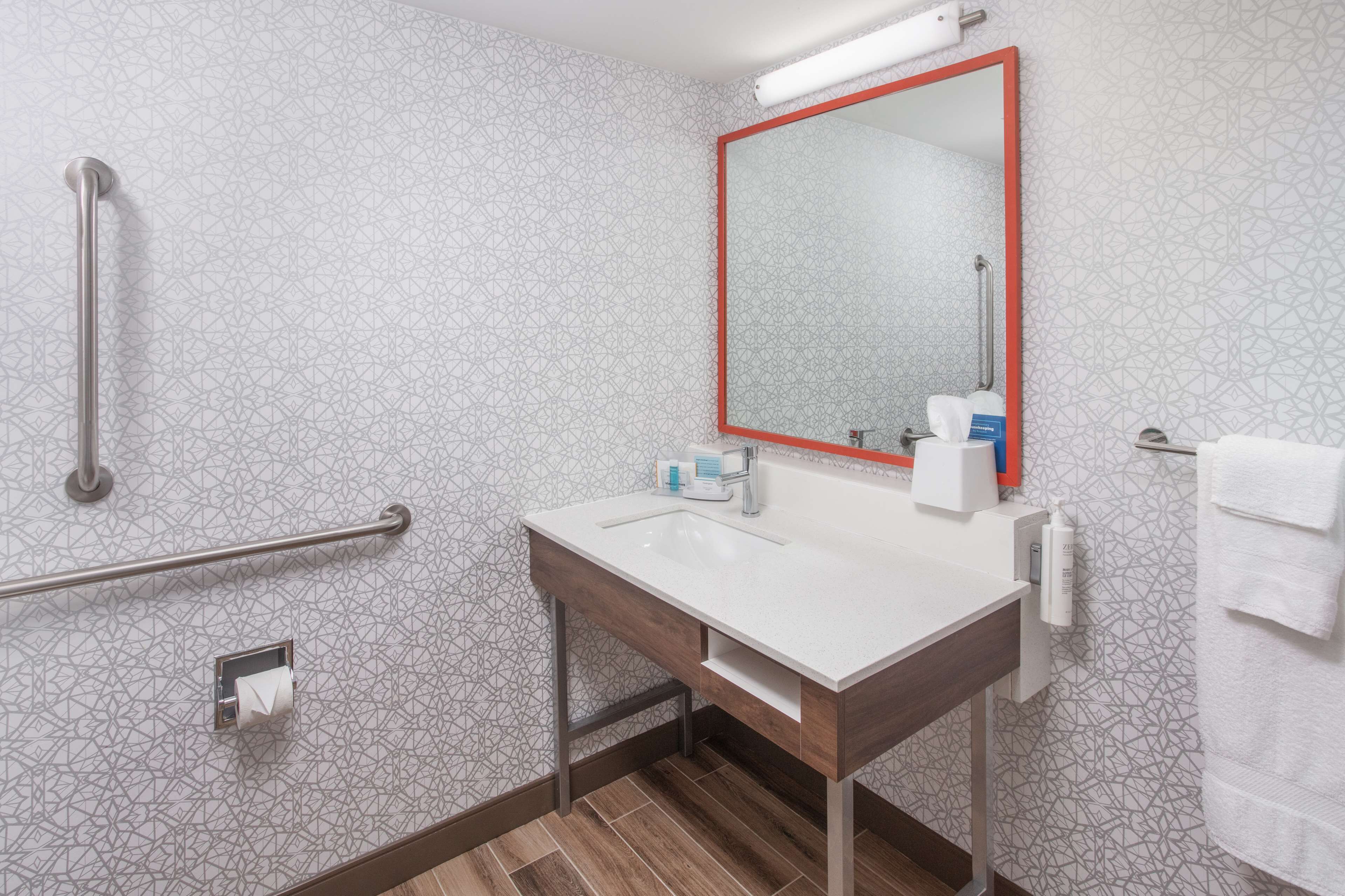 combined shower/bathtub, hair dryer, towels