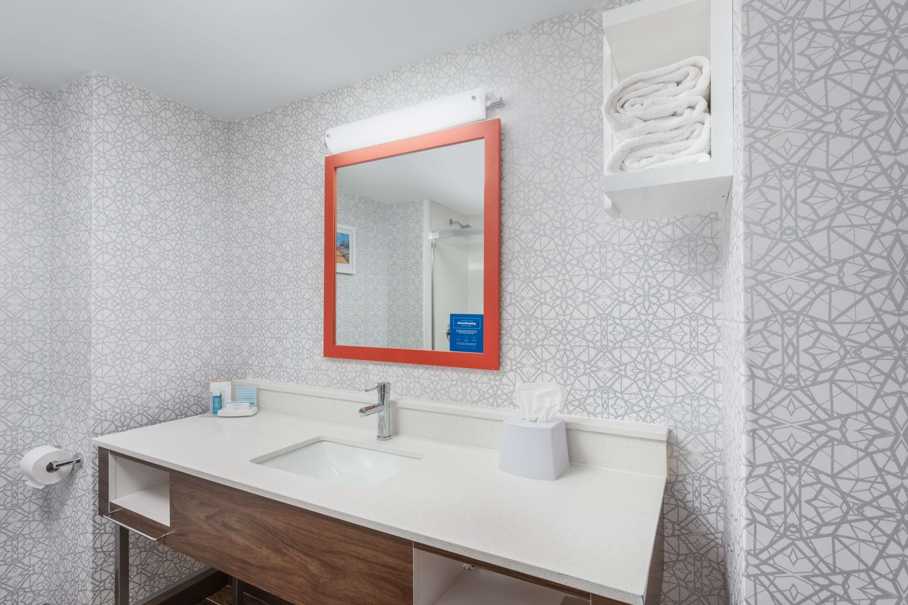 combined shower/bathtub, hair dryer, towels