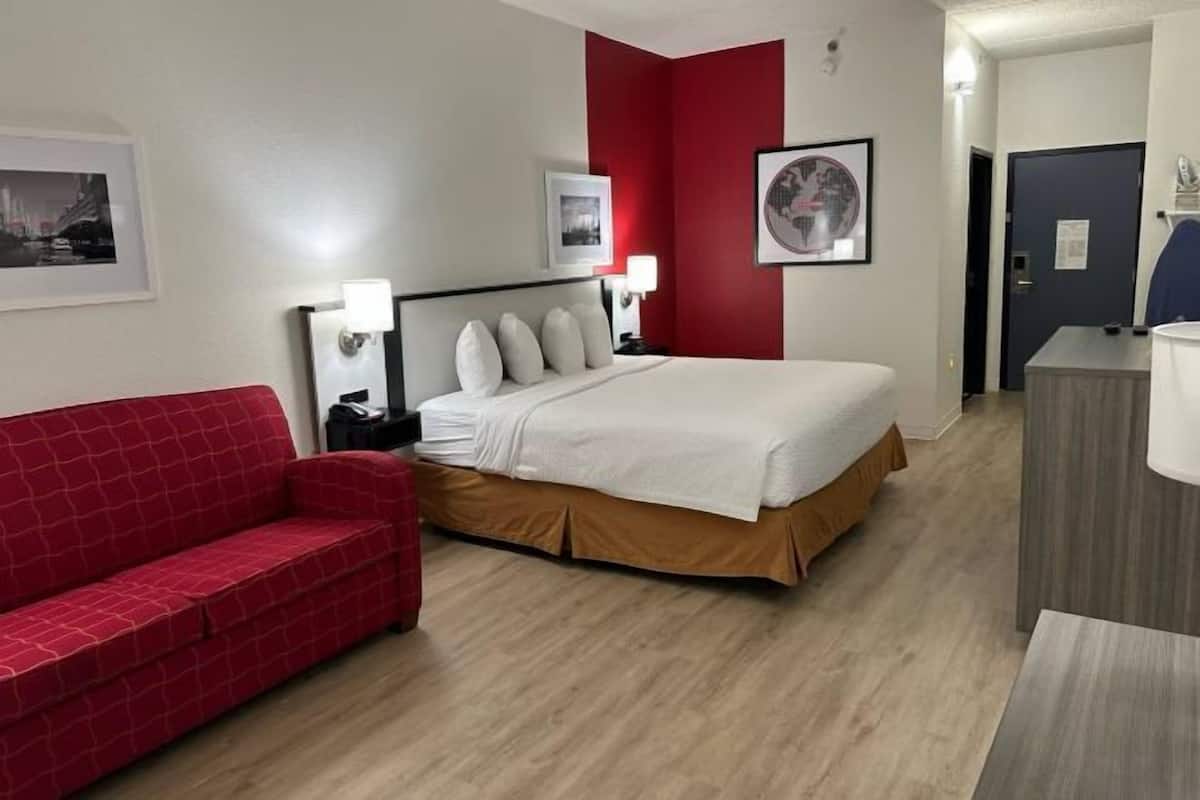 Escritorio, tabla de planchar con plancha, wifi gratis y ropa de cama