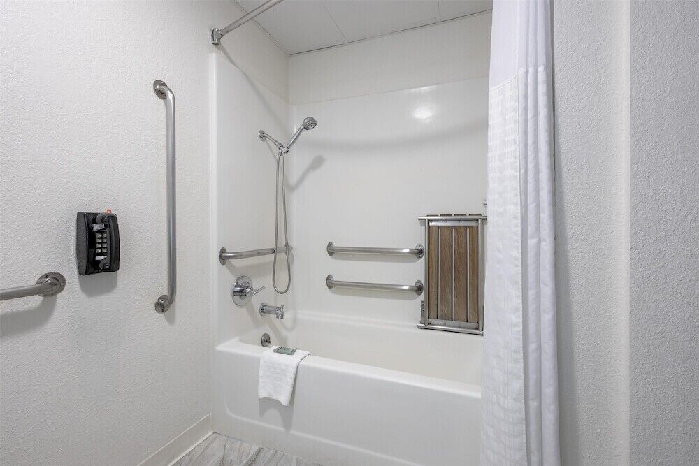 Bathroom | Combined shower/tub, hair dryer, towels, soap