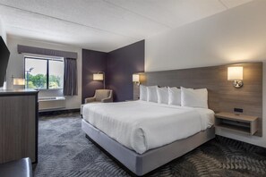 Standard Room, 1 King Bed, Non Smoking | Desk, iron/ironing board, free WiFi, bed sheets