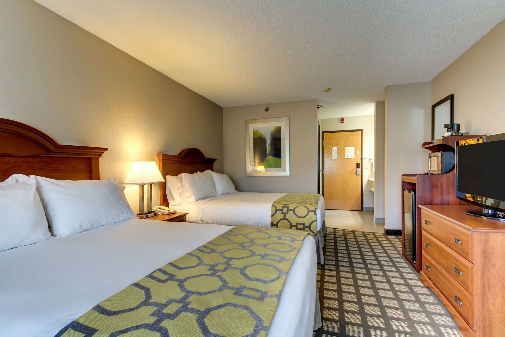 Työpöytä, kannettavalle tietokoneelle sopiva työtila, pimennysverhot