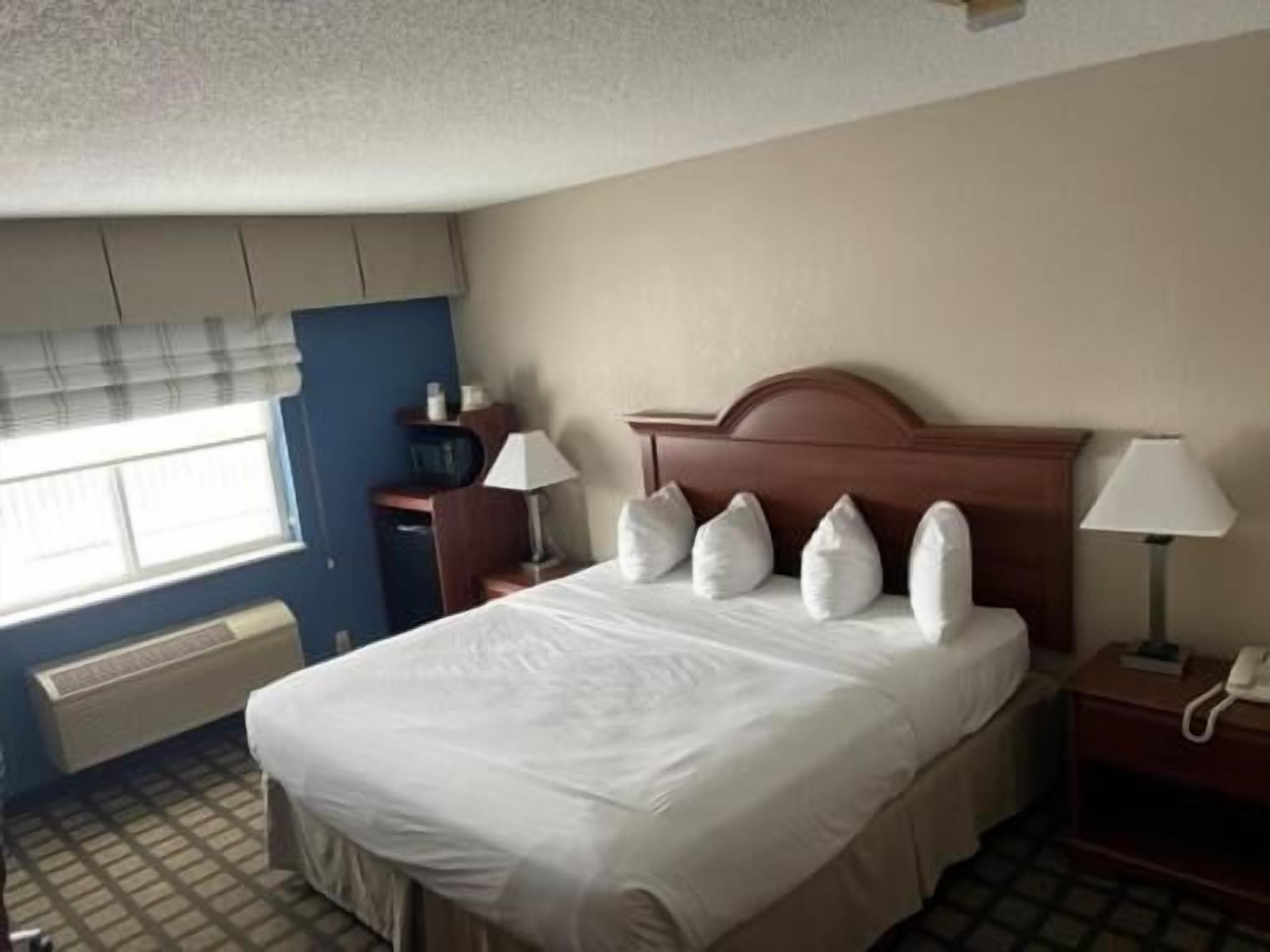 Työpöytä, kannettavalle tietokoneelle sopiva työtila, pimennysverhot