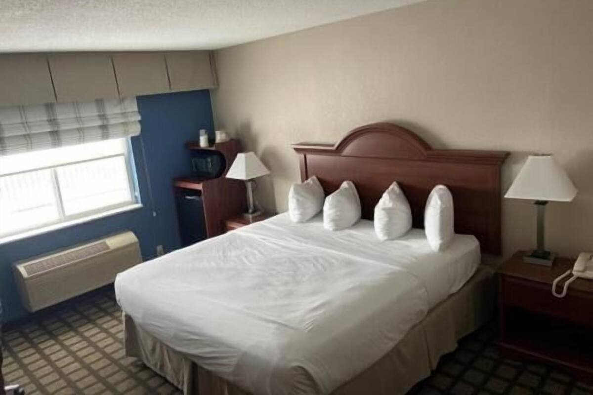 Työpöytä, kannettavalle tietokoneelle sopiva työtila, pimennysverhot