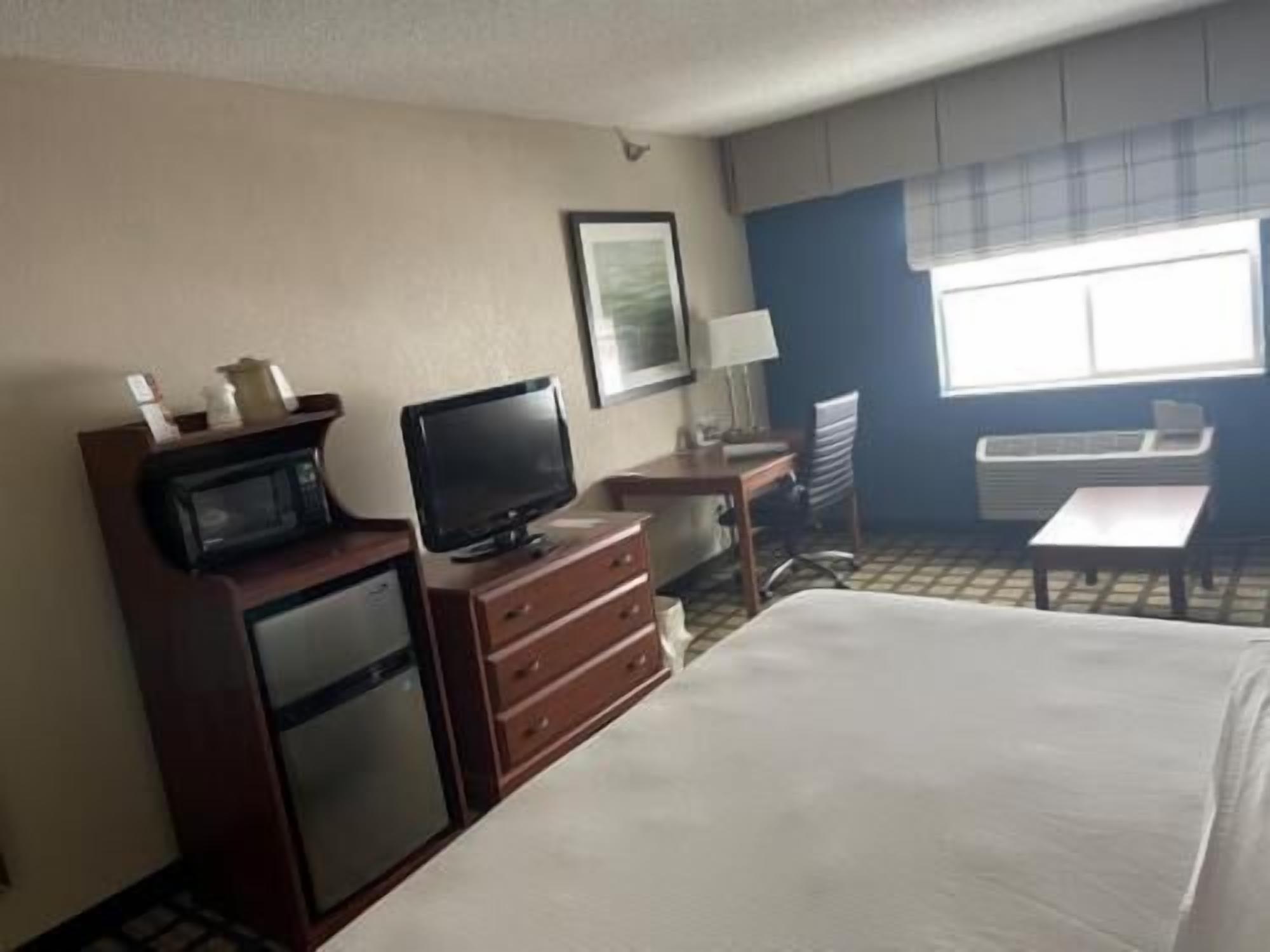 Työpöytä, kannettavalle tietokoneelle sopiva työtila, pimennysverhot