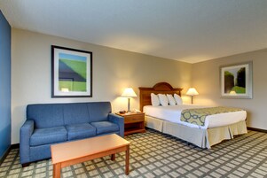 Escritorio, espacio para trabajar con laptop y cortinas blackout 