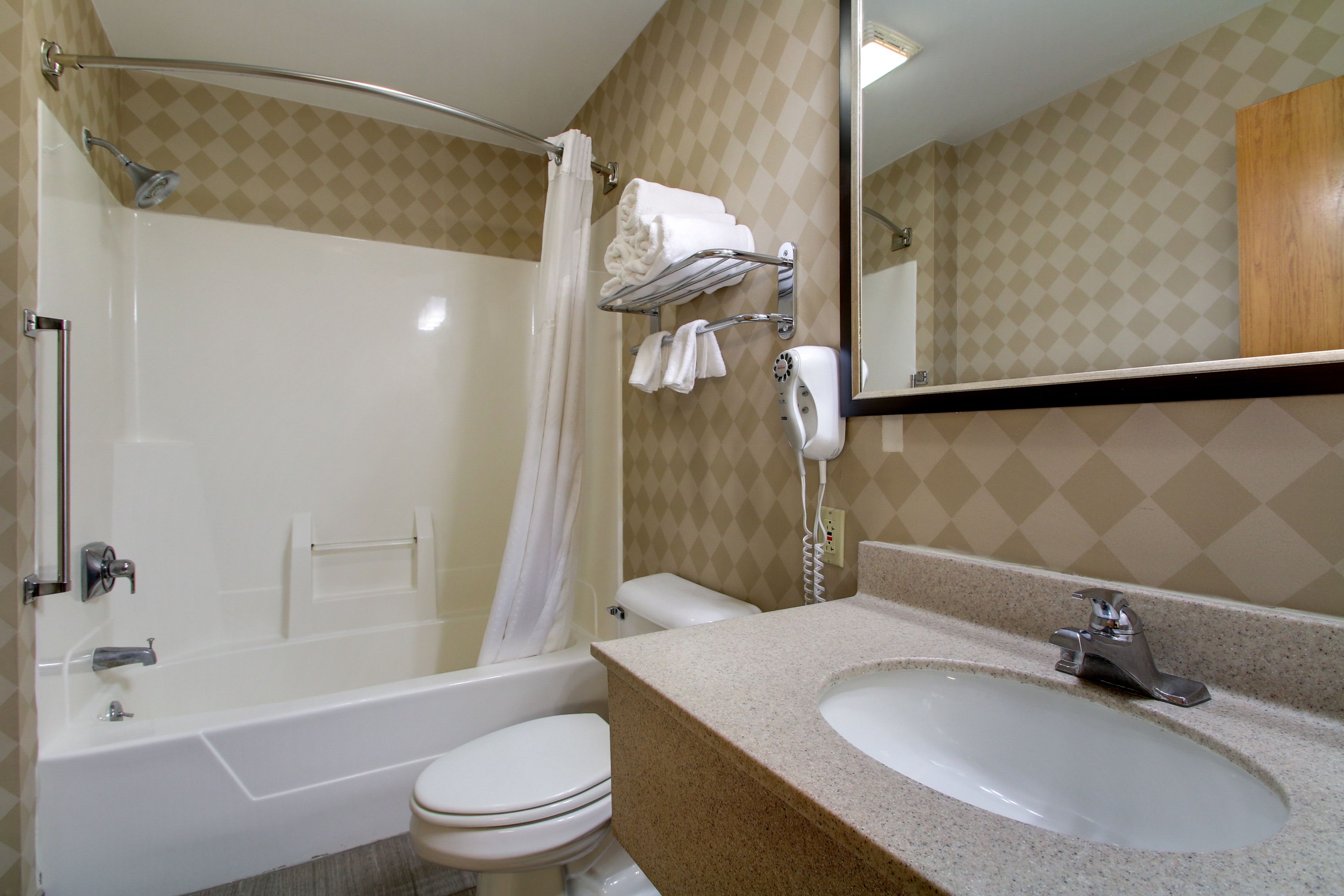 combined shower/bathtub, hair dryer, towels