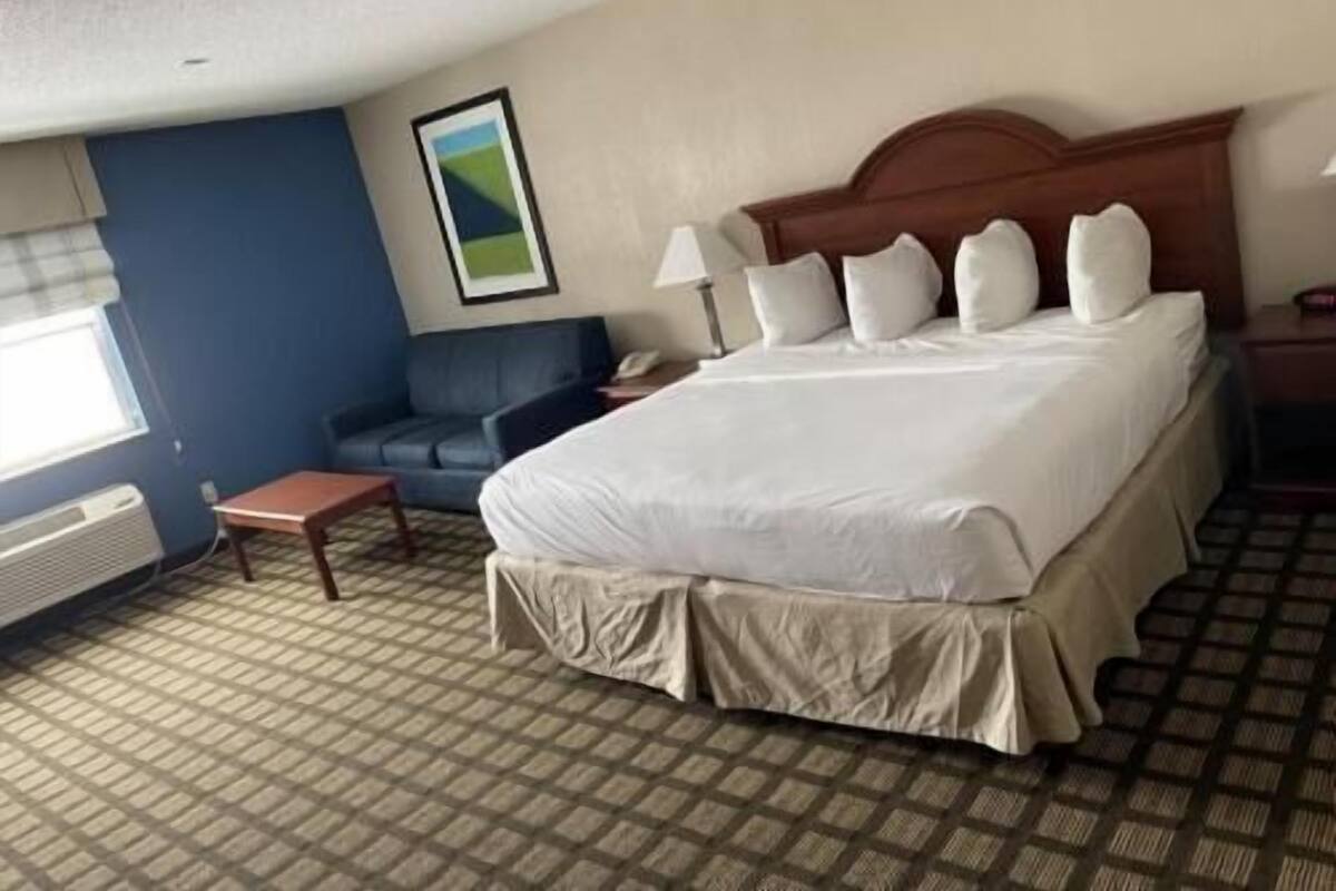 Työpöytä, kannettavalle tietokoneelle sopiva työtila, pimennysverhot