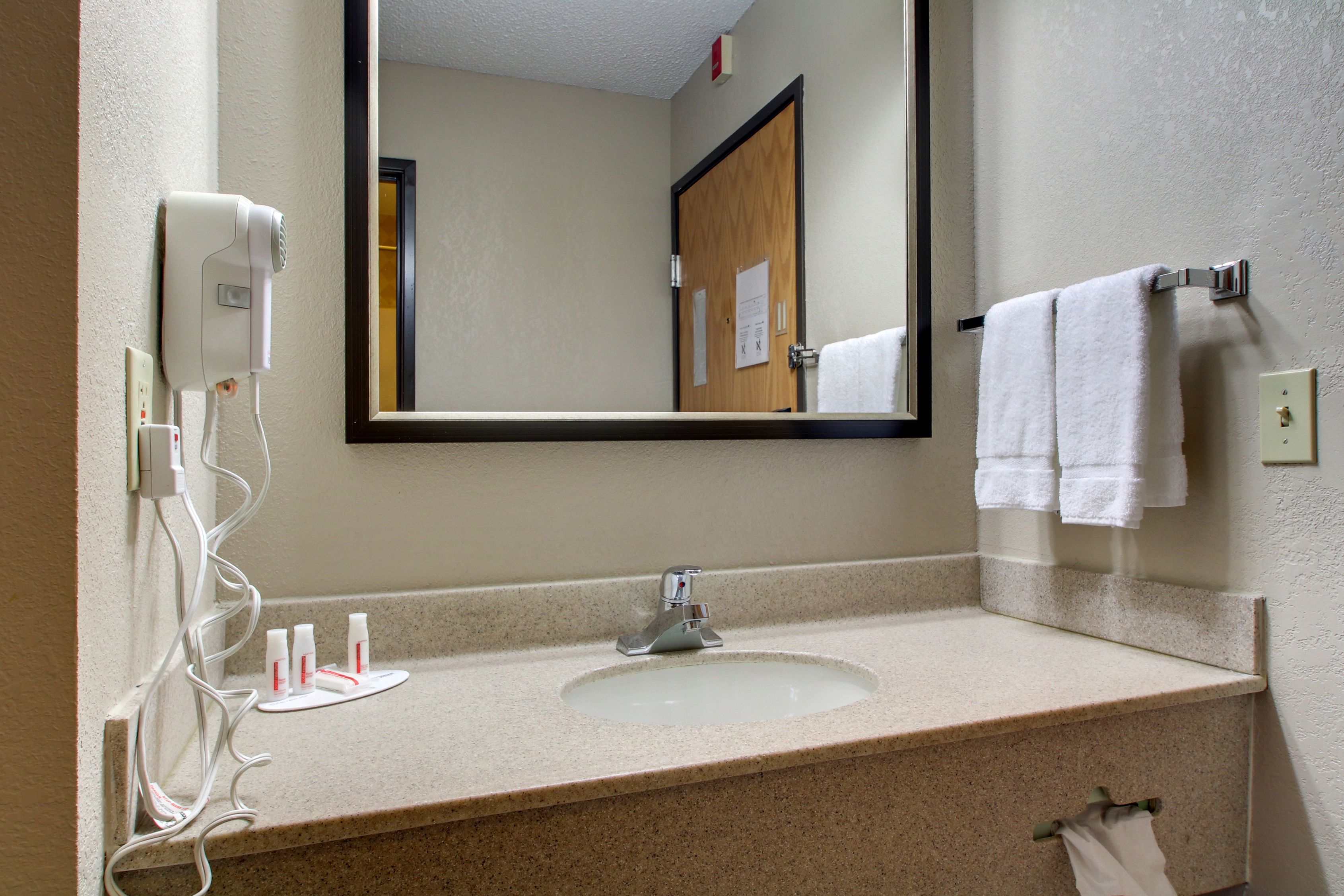 combined shower/bathtub, hair dryer, towels