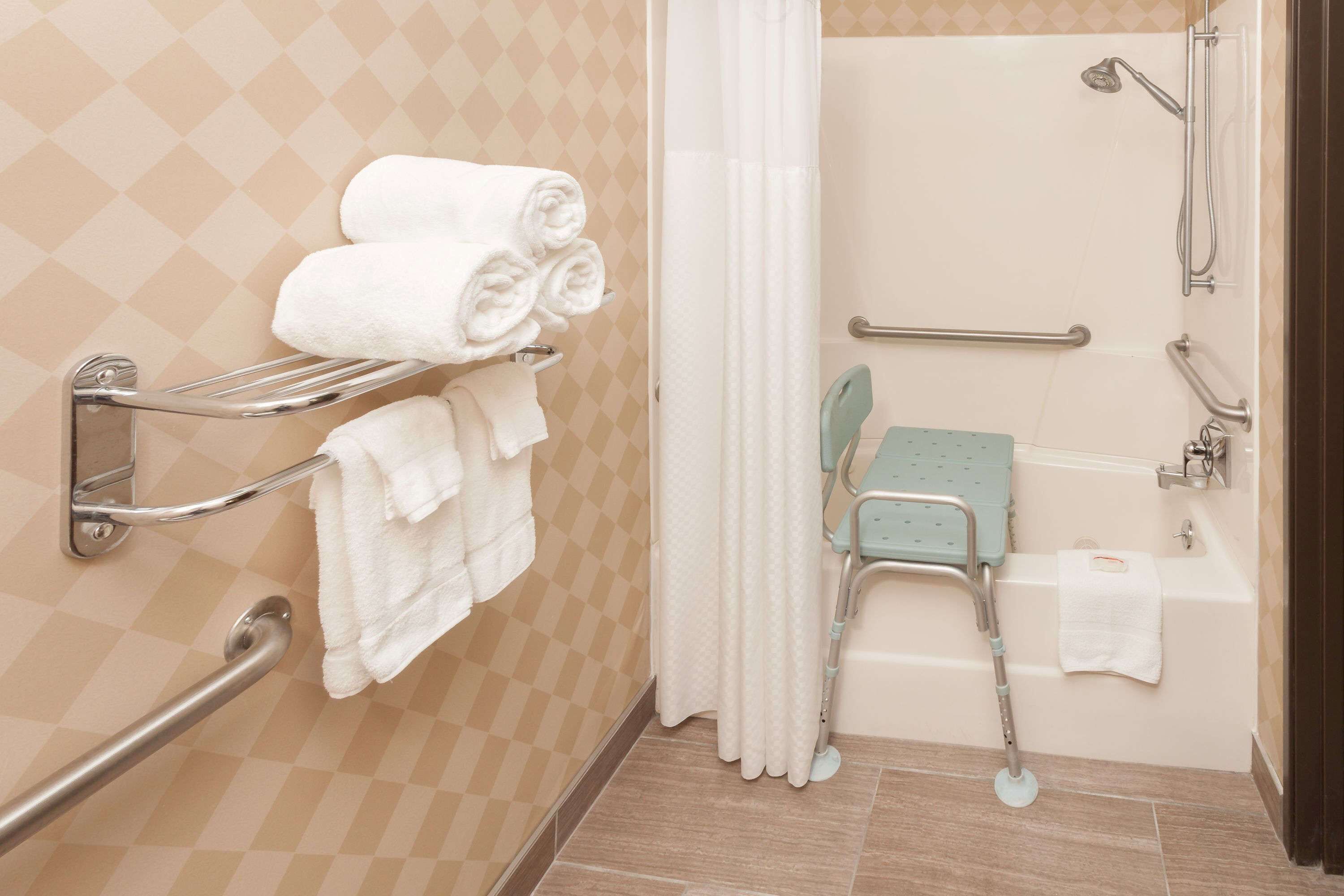 combined shower/bathtub, hair dryer, towels