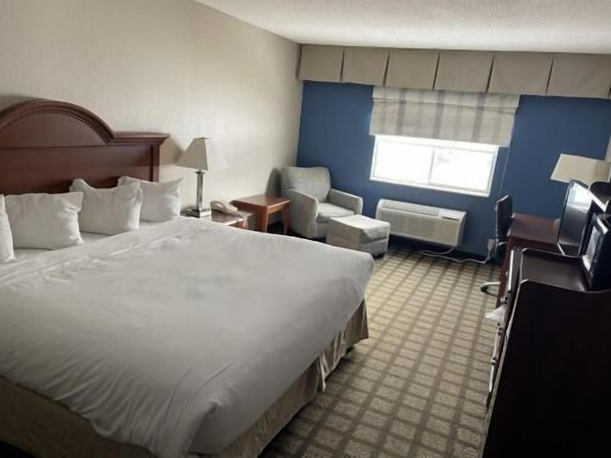 Työpöytä, kannettavalle tietokoneelle sopiva työtila, pimennysverhot