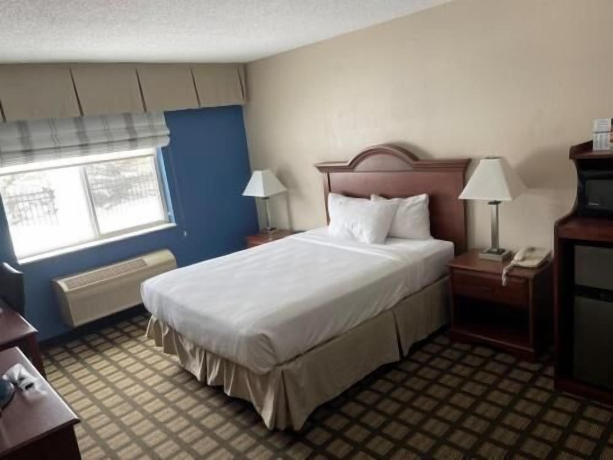 Työpöytä, kannettavalle tietokoneelle sopiva työtila, pimennysverhot