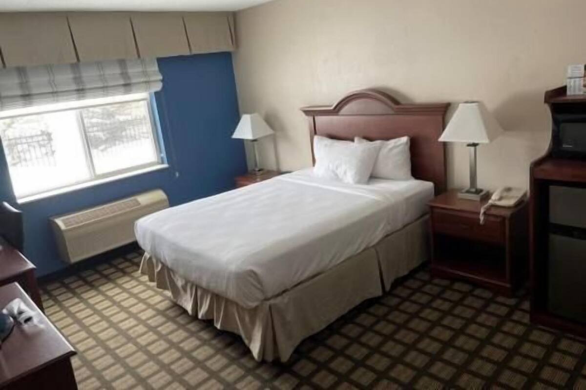 Työpöytä, kannettavalle tietokoneelle sopiva työtila, pimennysverhot