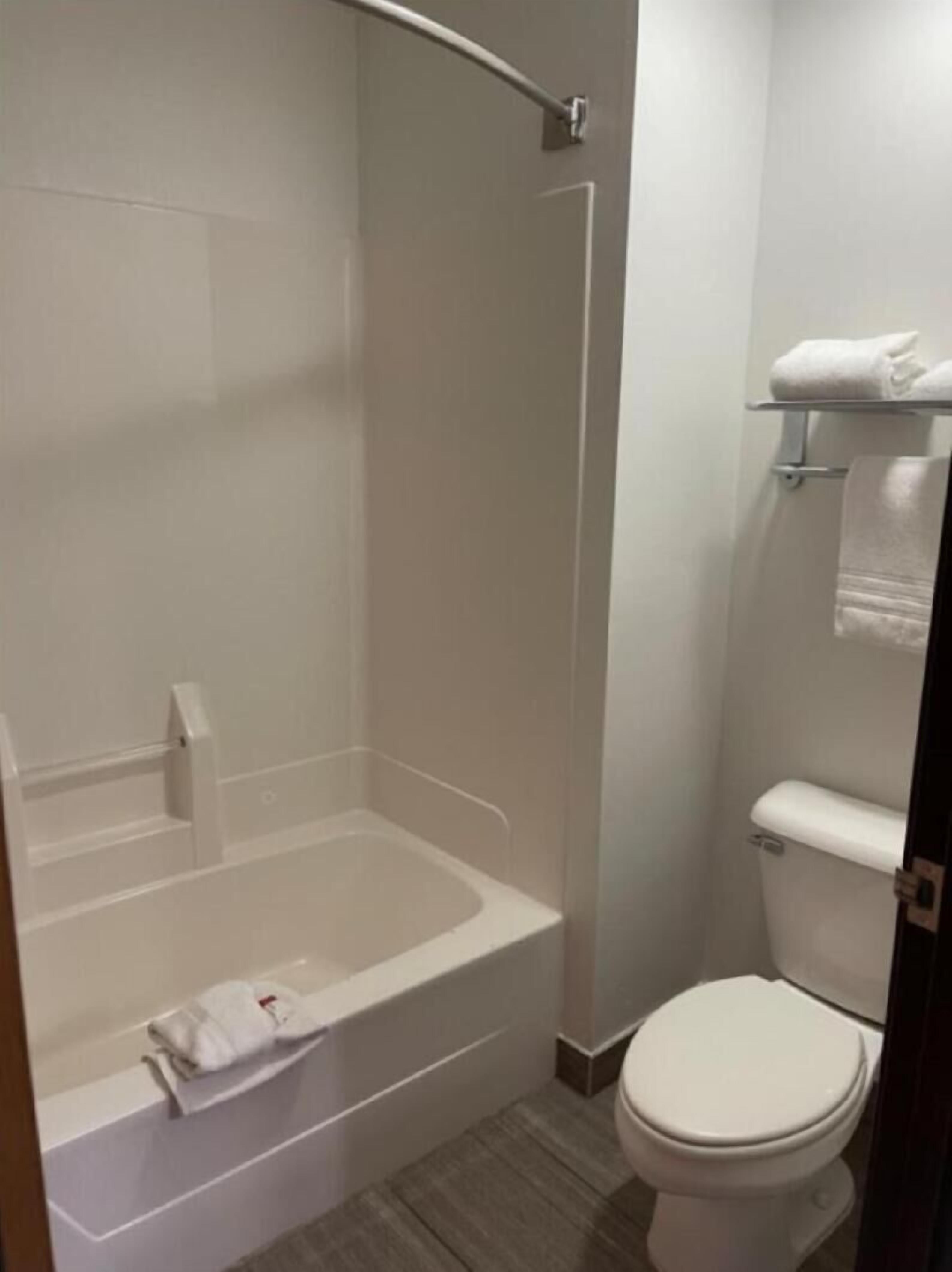 Kylpyhuone | Suihkun ja ammeen yhdistelmä, hiustenkuivaaja, pyyhkeet