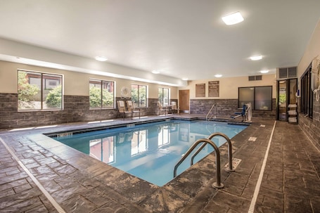 Una piscina techada. Comfort Inn La Porte