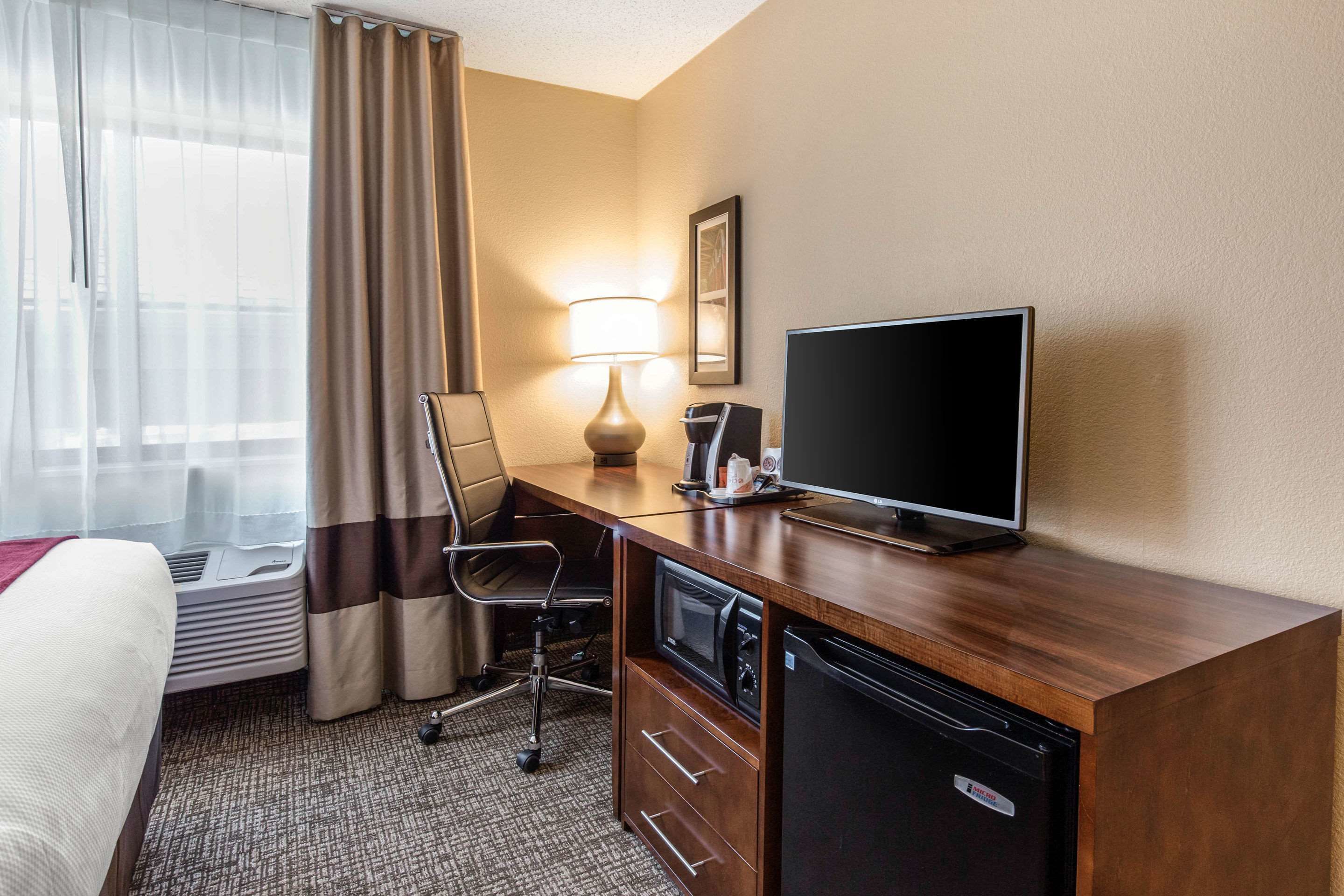 standard room, 1 queen bed, non smoking | down duvets, desk, laptop workspace, blackout curtains