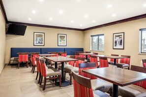 بوفيه فطور مجانًا