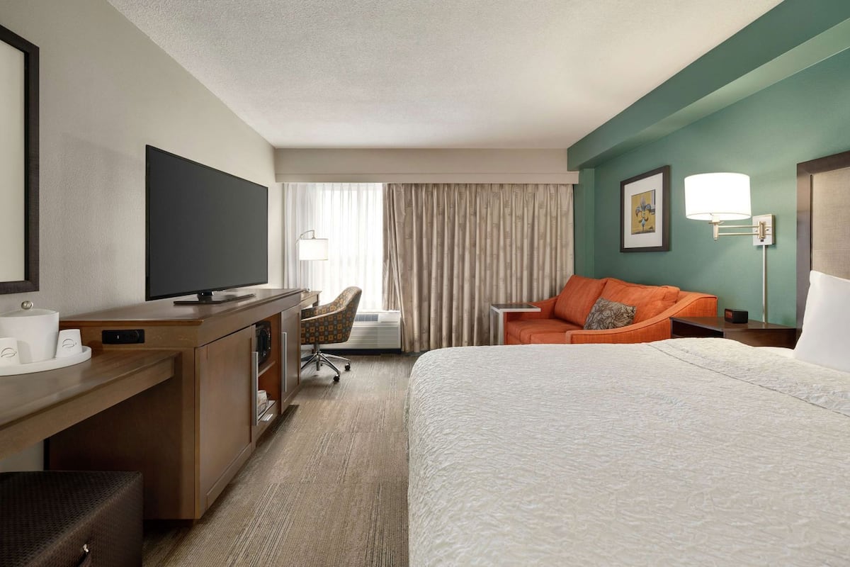 Hypo-allergenic bedding, in-room safe, desk, laptop workspace