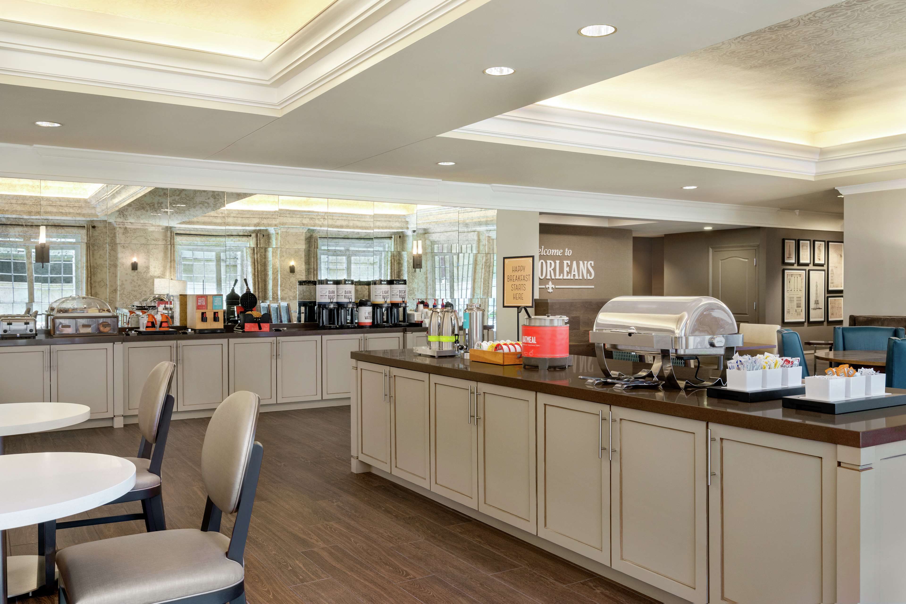 Une cuisine moderne dotée d’un bar pour prendre le petit-déjeuner, et équipée de machines à café, d’un grille-pain et d’une bouilloire.
