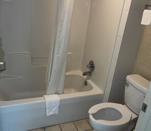 Combined shower/tub, towels - Travel Inn (Vicksburg)