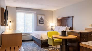 Suíte, para não fumantes | Roupas de cama premium, escrivaninha, espaço de trabalho para notebook