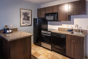 Suite, no fumadores | Cocina privada | Frigorífico pequeño, microondas en la zona común y cafetera o tetera