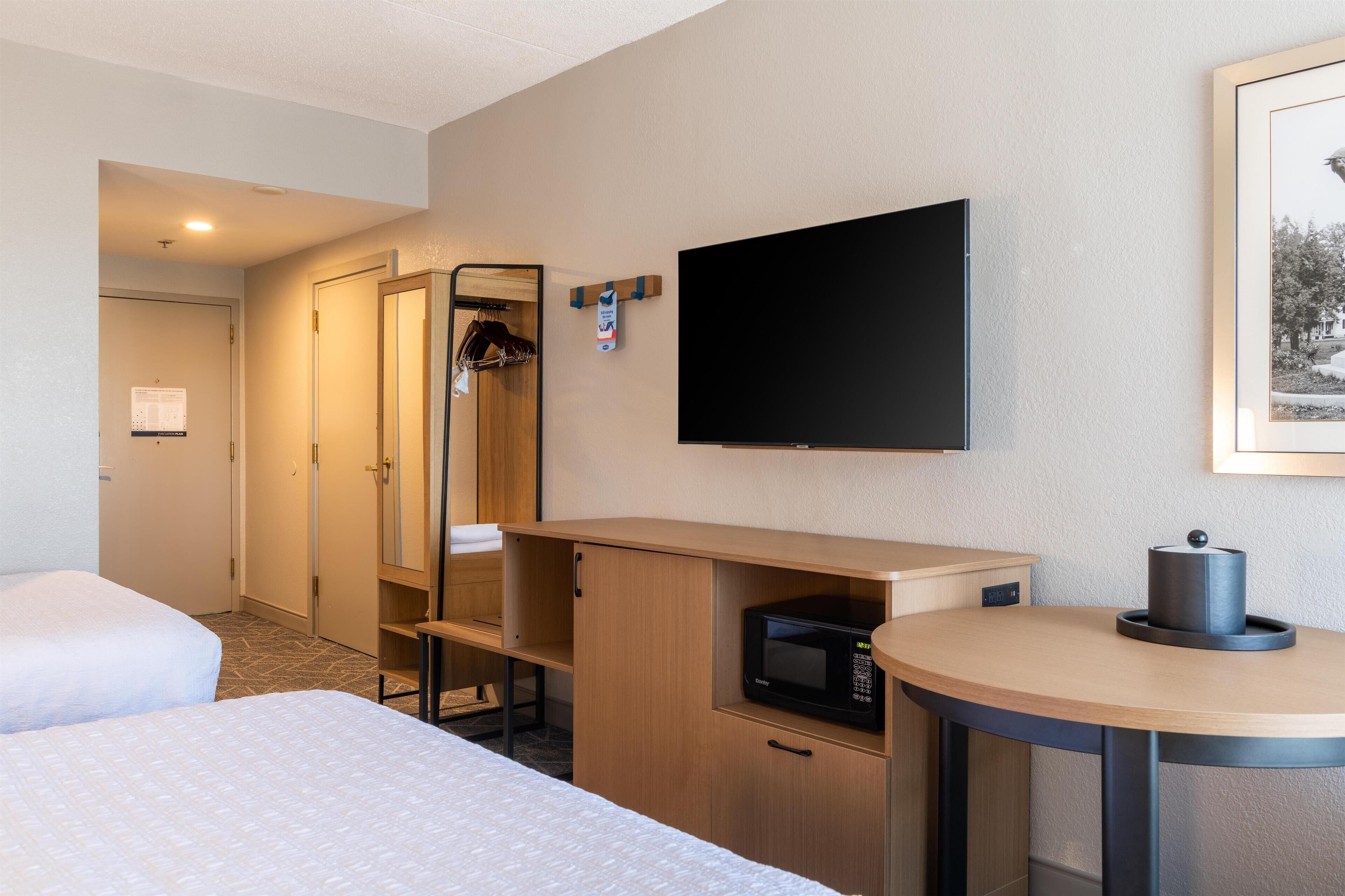 Room, Accessible, Non Smoking | Premium bedding, desk, laptop workspace, blackout drapes