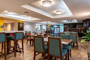 Free daily buffet breakfast - Hampton Inn Portsmouth Central (Portsmouth)