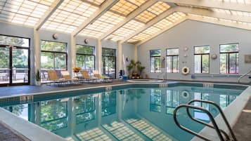 Piscine couverte, chaises longues