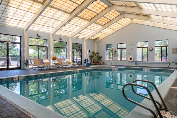 Indoor pool, pool loungers