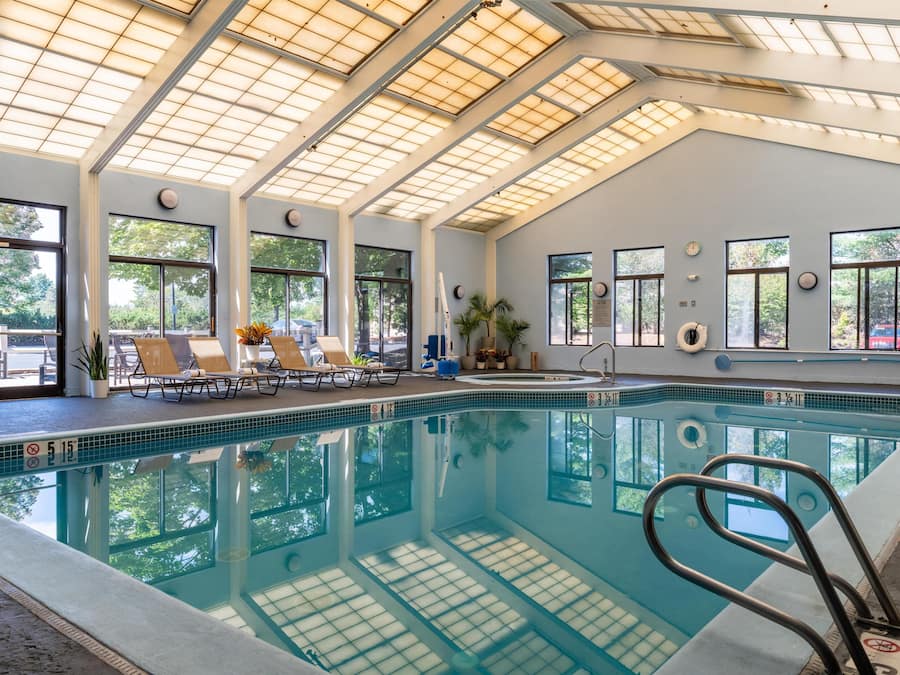 Indoor pool, sun loungers