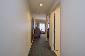 高級寢具、書桌、筆電工作空間、遮光布/窗簾