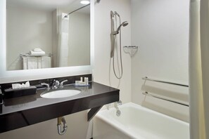 Combined shower/tub, free toiletries, hair dryer, towels