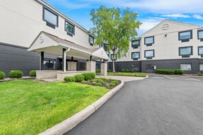 Exterior - MainStay Suites Columbus North – Worthington (Columbus)