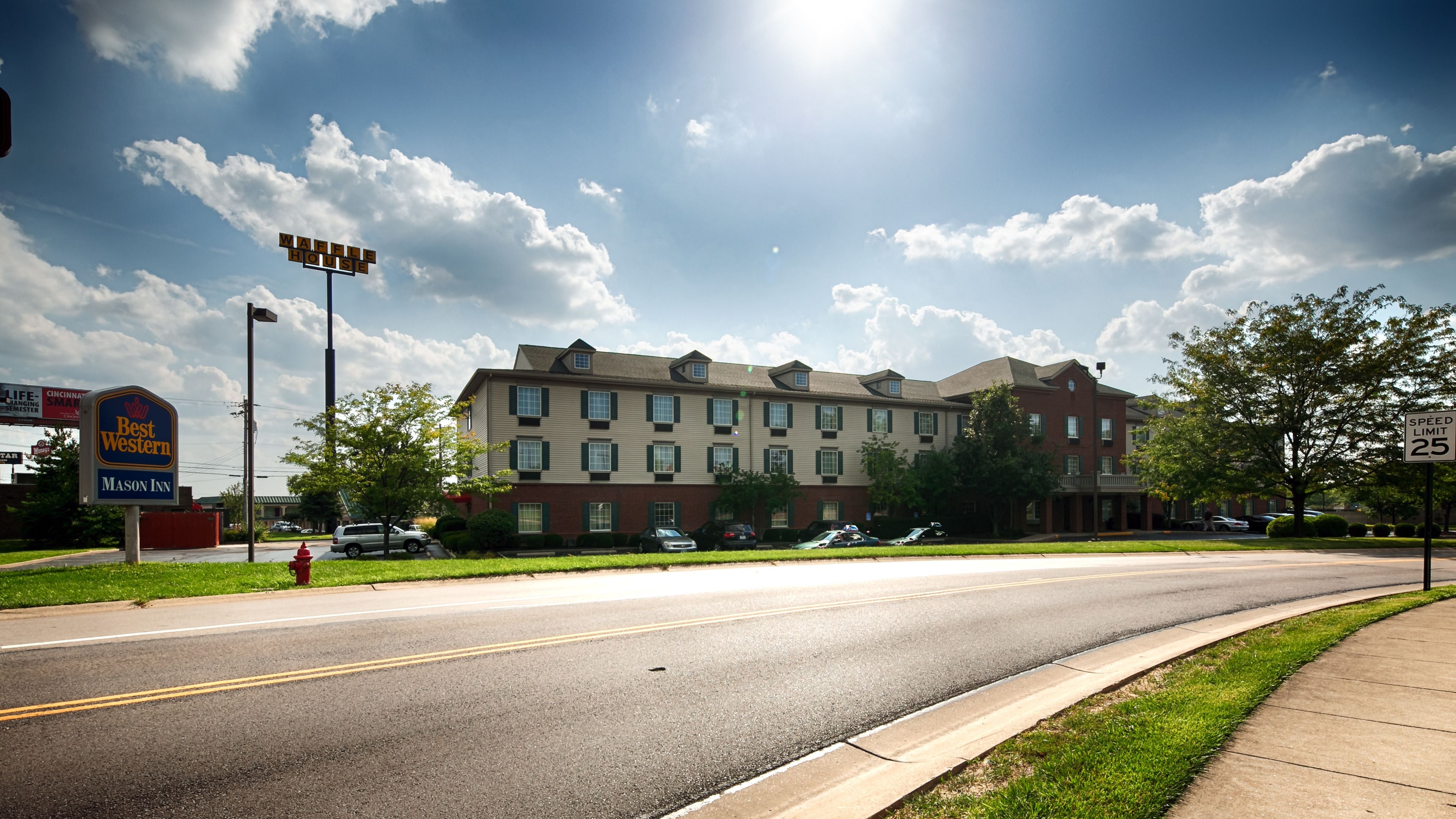 Un edificio de varios pisos con un letrero que dice 'Best Western' y 'Mason Inn'.