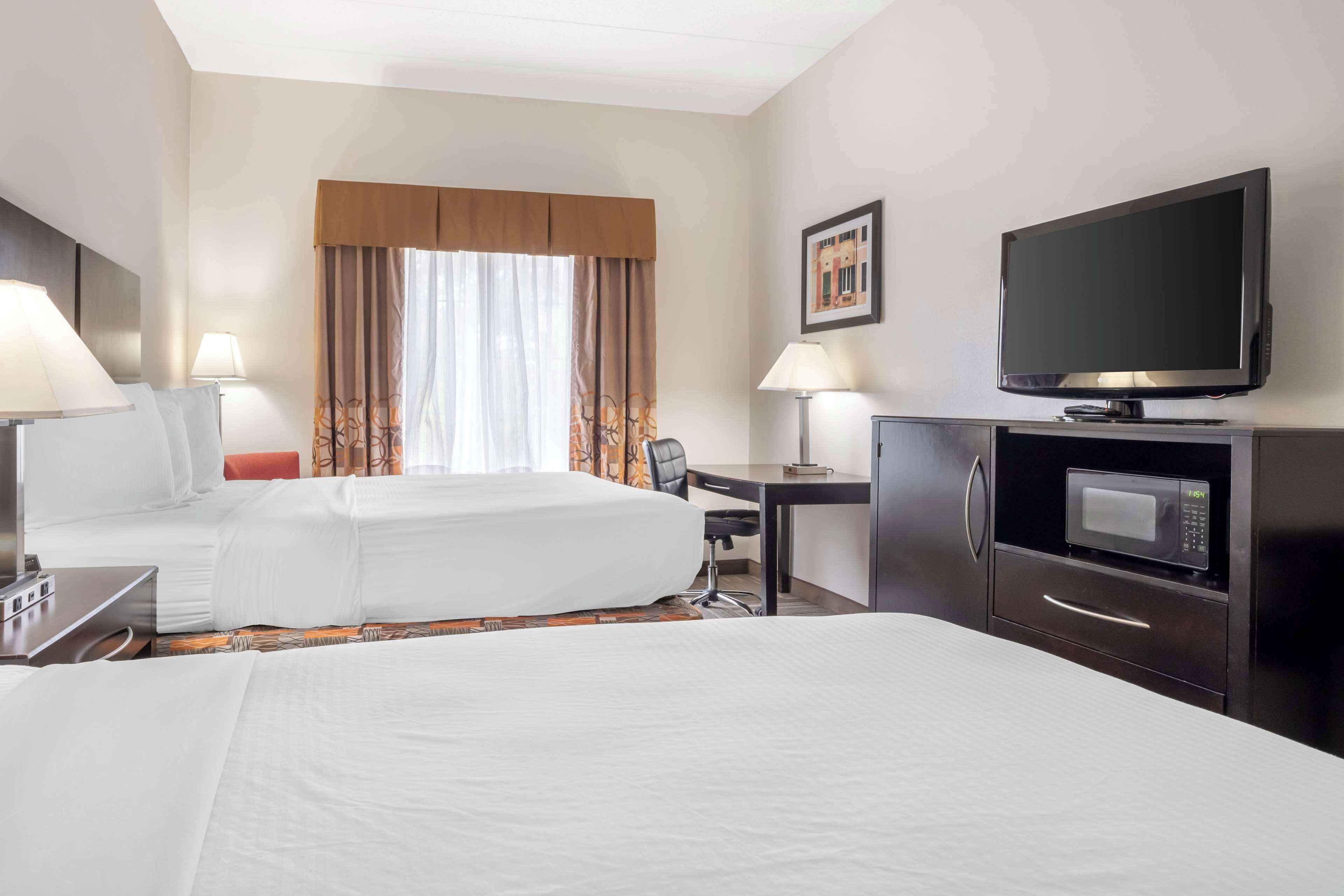 스탠다드룸, 퀸사이즈침대 2개, 금연, 전자레인지 | 필로우탑 침대, 책상, 노트북 작업 공간, 암막 커튼